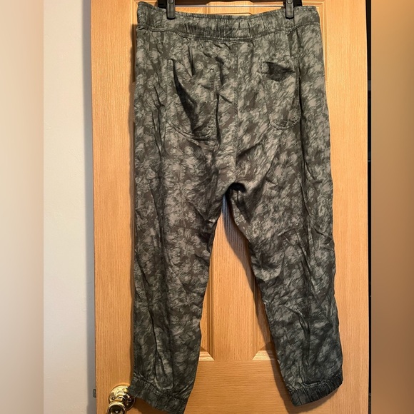 Orvis Women's Midweight Relaxed Fit Jogger - Picture 9 of 13
